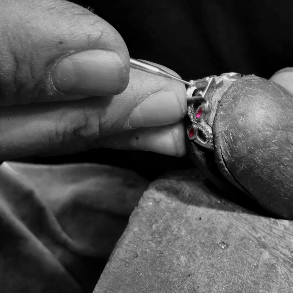 La trois!ème étape de la création sur-mesure est la création de votre bijou par notre artisan joaillier.