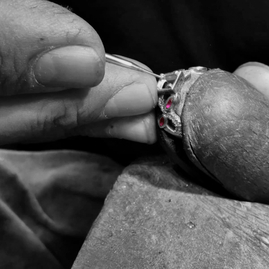 Création sur-mesure de la bague Elysa Pink en or blanc 750. 
